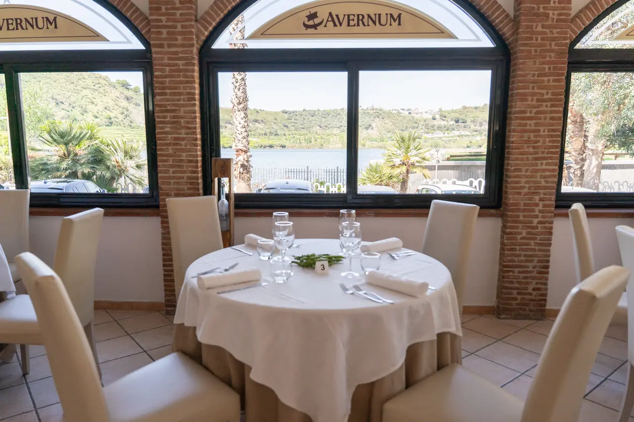 Ristorante Avernum Relais vista Lago d’Averno a Pozzuoli
